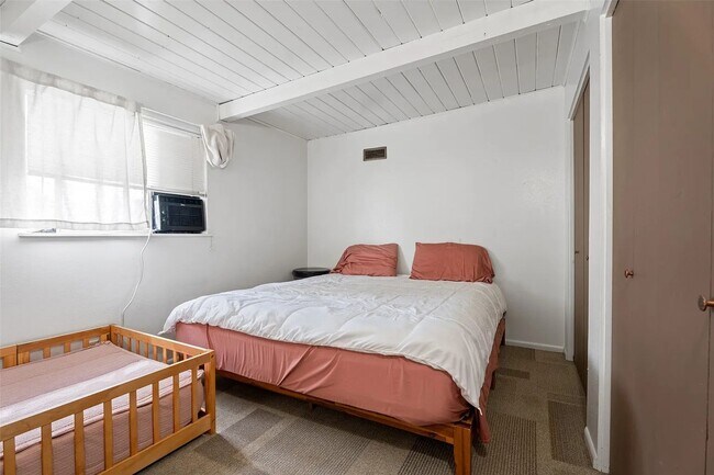 Building Photo - 3220 Clark St