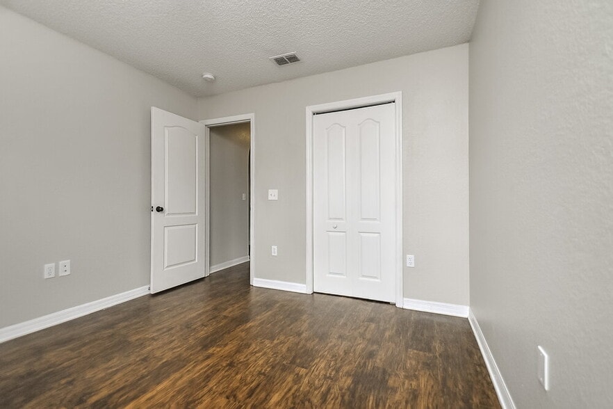 Building Photo - 6025 Live Oak Dr