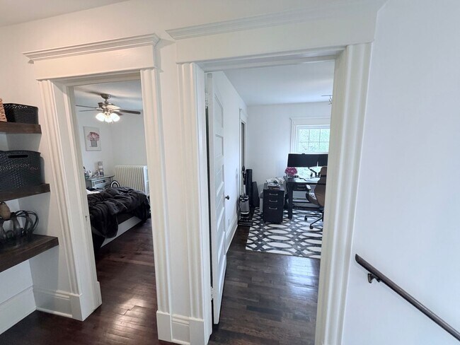 Building Photo - Gorgeous 3 Bedroom with Modern Upgrades!!