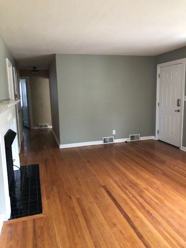 Building Photo - Stunning 3 Bedroom, 2 Bath Home in Univers...