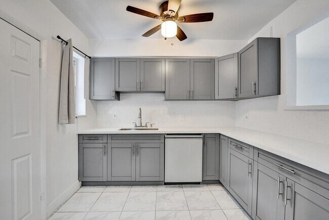 Building Photo - 1836 SW 9th Ave