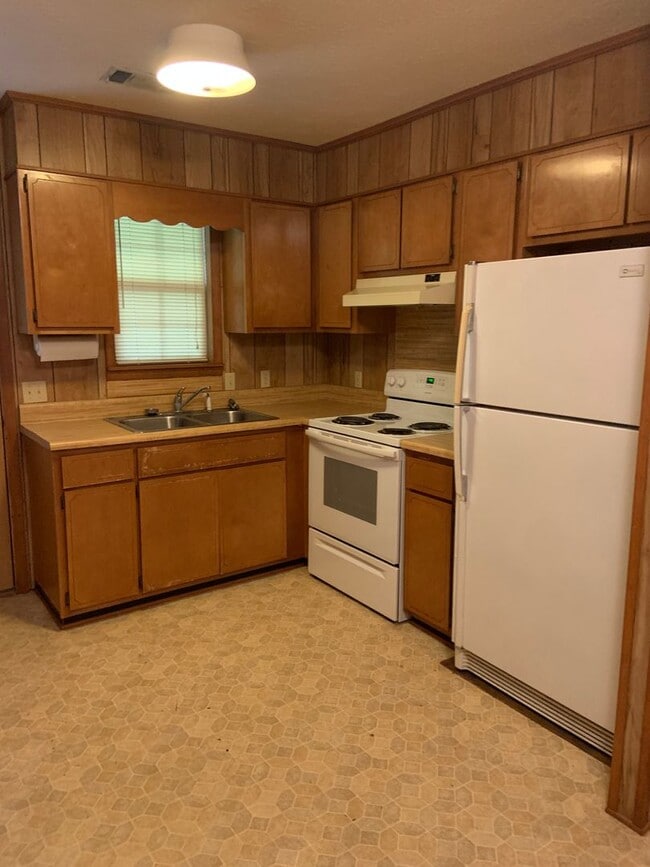 Building Photo - 404 Pinecrest Dr