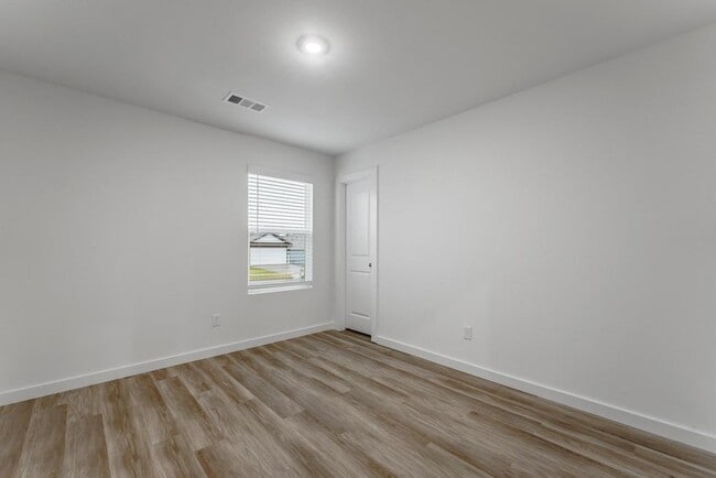 Building Photo - 307 NW Granny Smith St