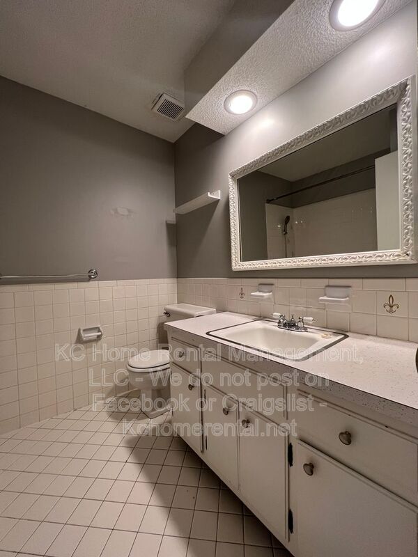 Building Photo - 6708 W 71st Terrace