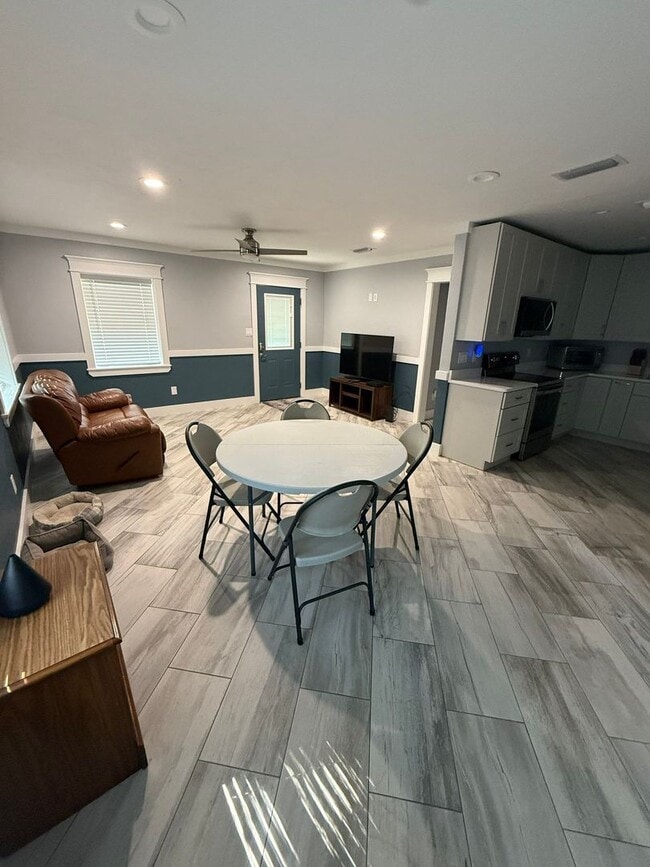 Building Photo - 4 bedroom 1 bath house with a large fenced...