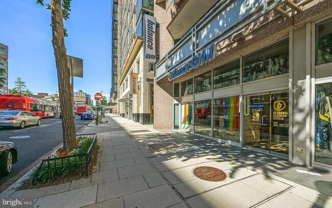 Building Photo - 1133 14th St NW