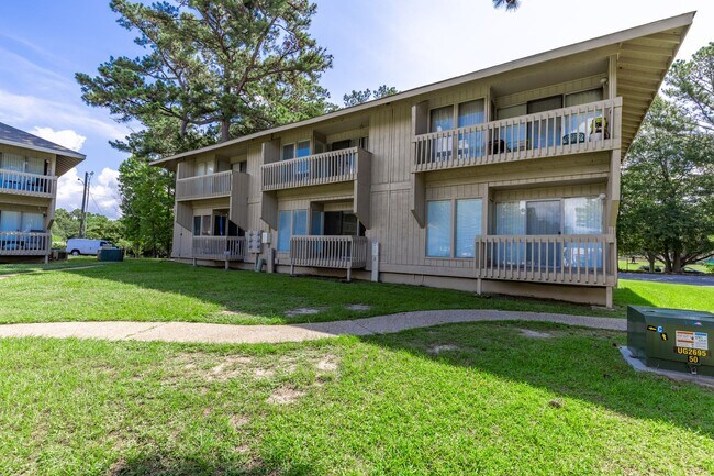 Building Photo - First floor condo available now! Pool views!