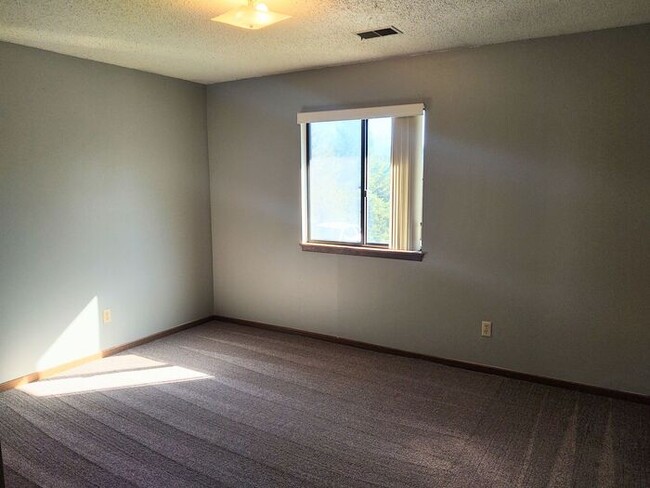 Building Photo - $975 | 2 Bedroom, 1 Bathroom Apartment | N...