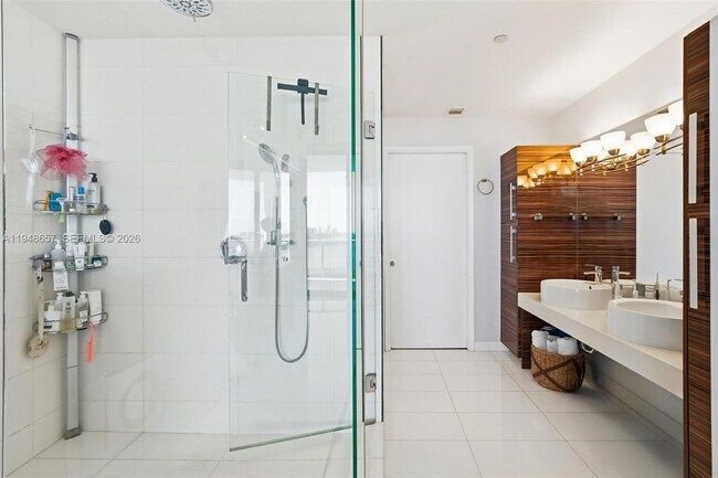 Building Photo - 2020 N Bayshore Dr