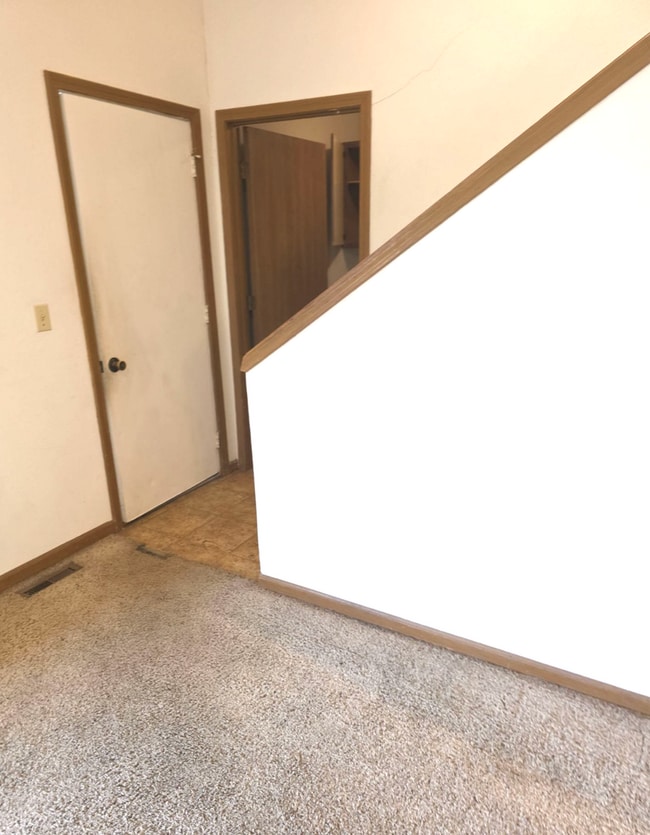 Building Photo - Great 3 Bed 2 Bath 2 Car Garage Split Level Duplex- Pets ok!