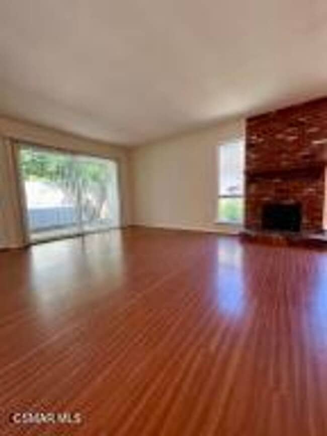 Building Photo - Charming single-story, end-unit condo loca...