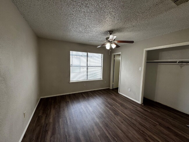 Building Photo - Beautiful One Bedroom Quadruplex on Cul-de...