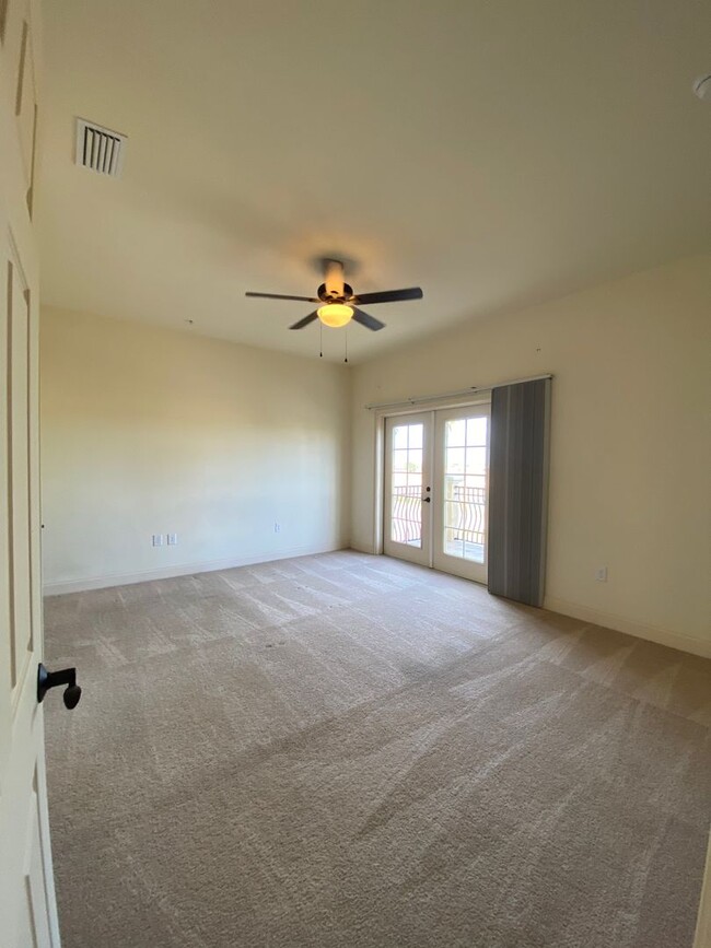 Building Photo - Spacious Davenport Townhouse
