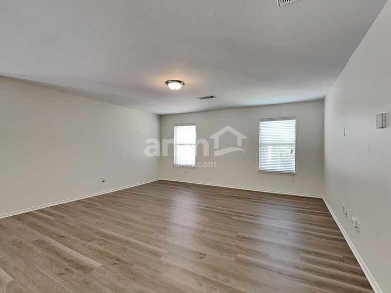 Building Photo - 101 Foxtail Ct