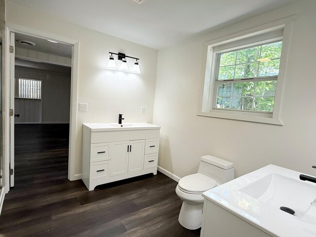 Building Photo - 244 Greenbrier Dr NE