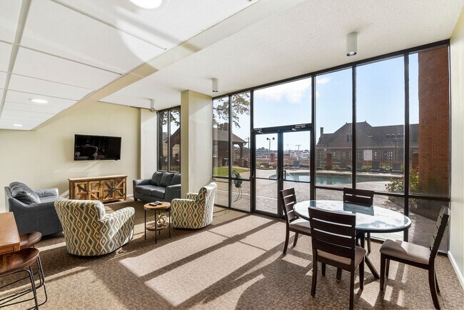 Building Photo - wh403