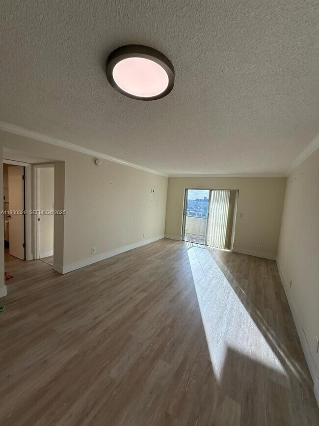 Building Photo - 900 NE 18th Ave