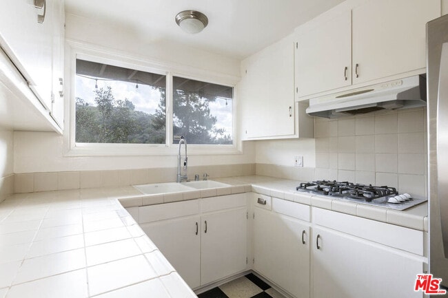 Building Photo - 2470 Zorada Dr