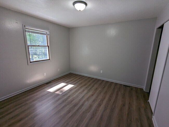 Building Photo - 403 E Palm Dr