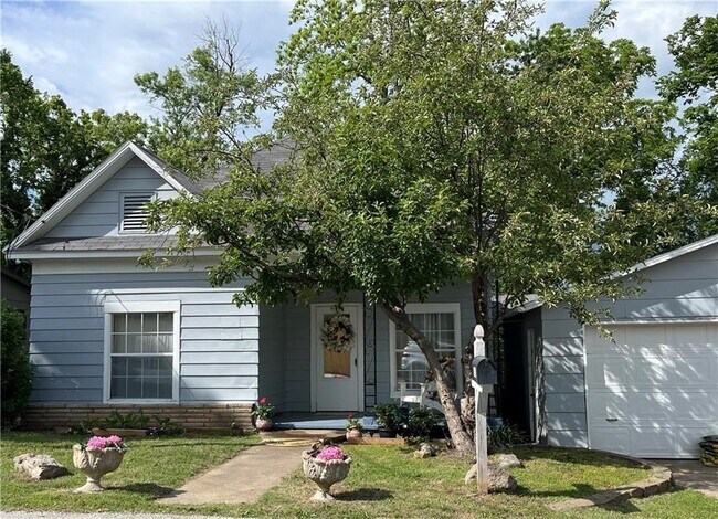 Primary Photo - 615 E Electric St