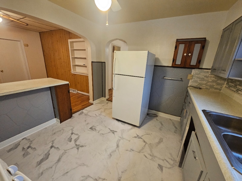 Building Photo - 1046 W 1st St