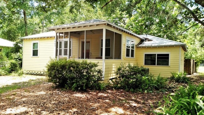 Building Photo - 1005 NE 7 Pl