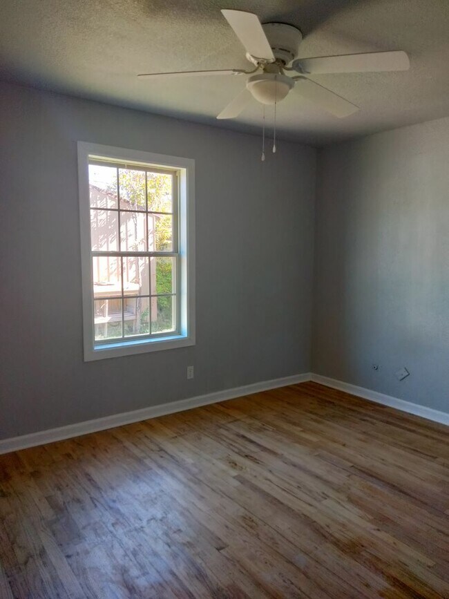 Building Photo - Beautiful Newly Renovated 3 Bedroom Home! ...