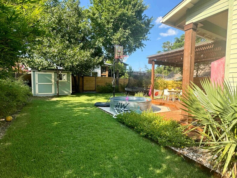 Building Photo - 2014 E 11th St