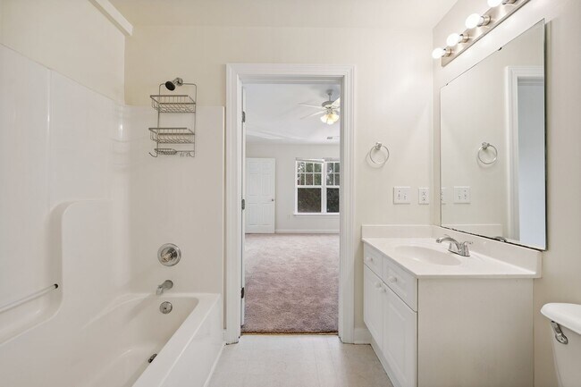 Building Photo - 1 Bedroom + 1 Full Bathroom Available at 3...