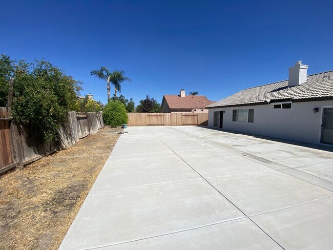 Building Photo - Silver Creek Beauty