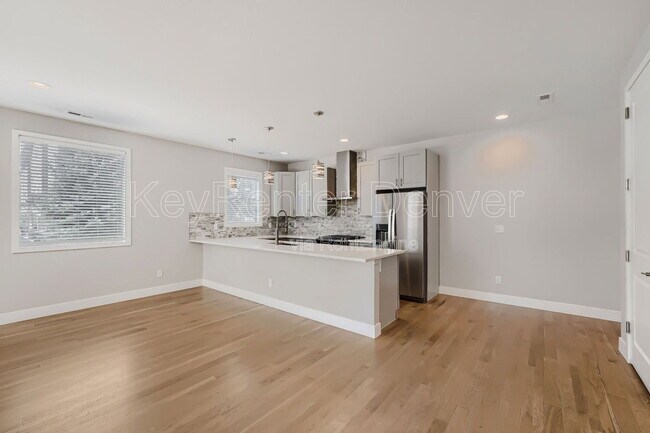 Building Photo - 758 S Leyden St