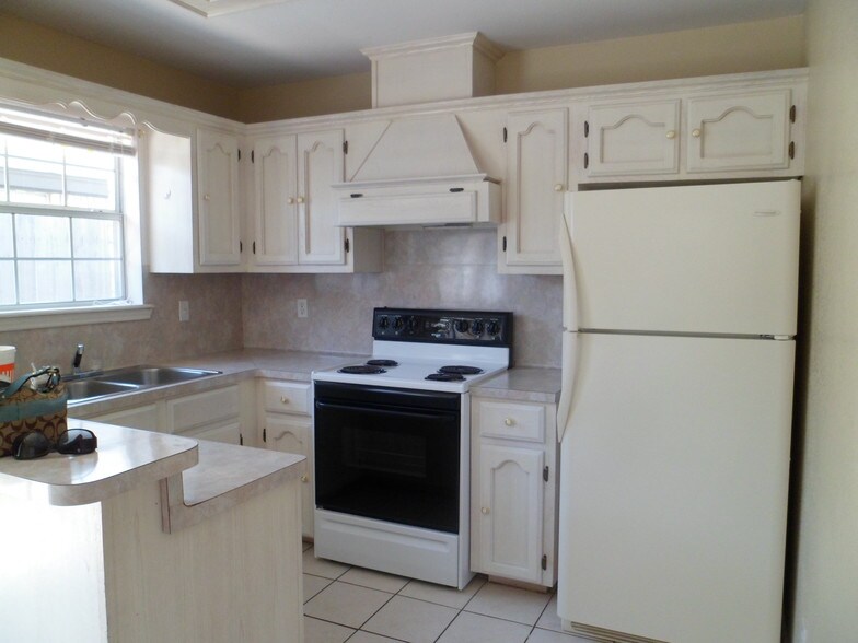 Building Photo - 1014 Stonehaven Blvd