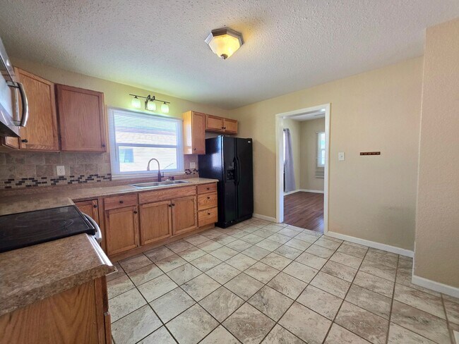 Building Photo - 1411 E Orman Ave