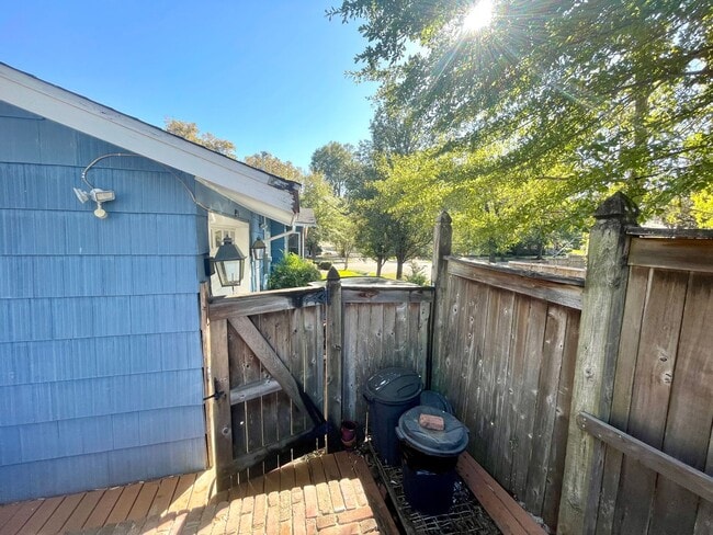 Building Photo - Spacious 1 Bed/2 Bath "Mother-In-Law" Suite in Belhaven!!!