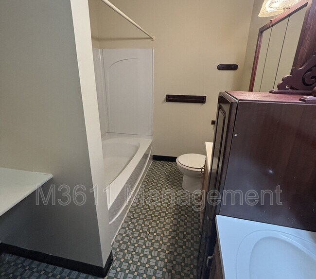 Building Photo - 1318 New Hampshire St