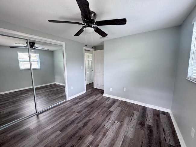 Building Photo - 2 Bedroom 1 Bath Duplex with Washer/Dryer!...