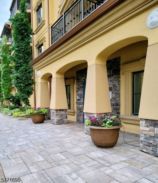 Building Photo - 10 Lower Notch Rd