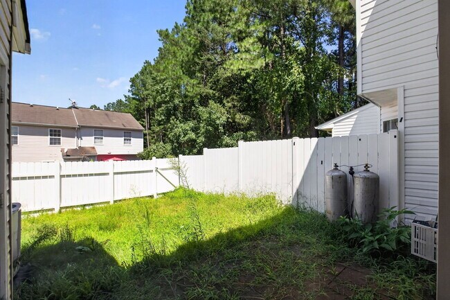 Building Photo - 46090 Maria Way