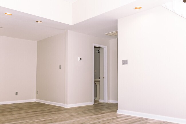 Building Photo - 9808 Emerald Point Dr