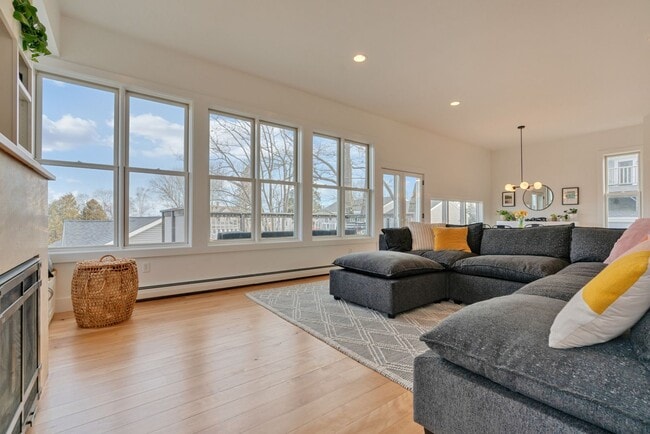 Building Photo - Stunning 4 Bed 2.5 Bath Steps from Willards Beach