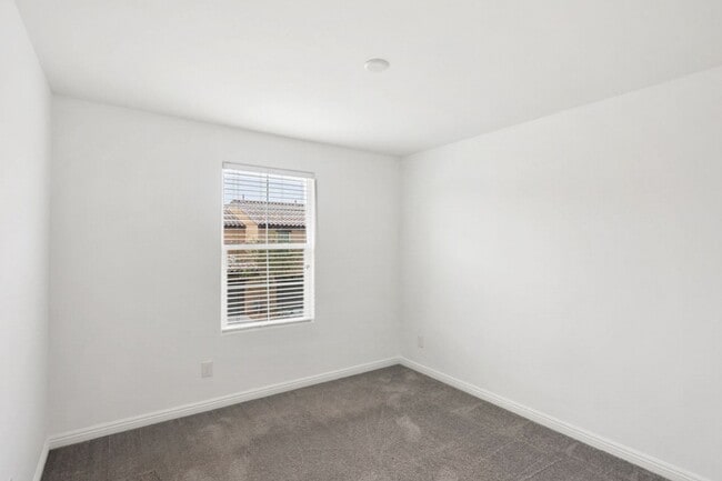 Building Photo - 3 Bed, 2 Bath Townhome Just Outside of Nel...