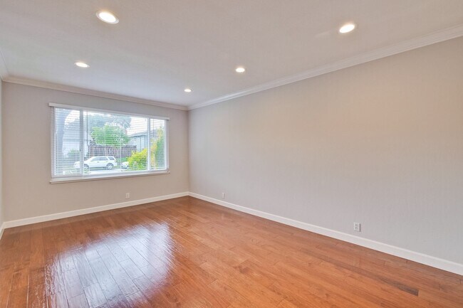 Building Photo - Warm and Inviting 3 bedroom, 2 Bath Home