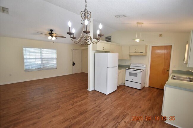 Building Photo - 38927 Carr Dr