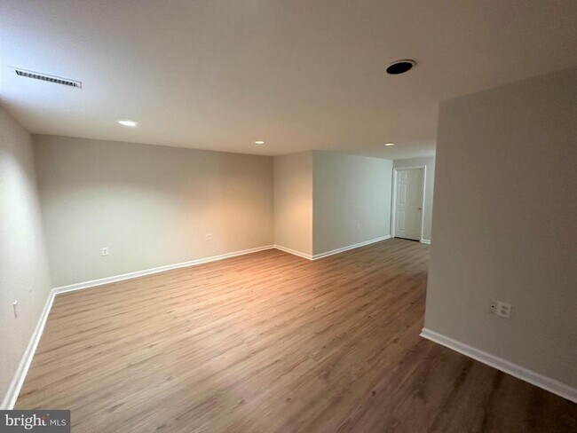 Building Photo - 7822 Brookview Ct