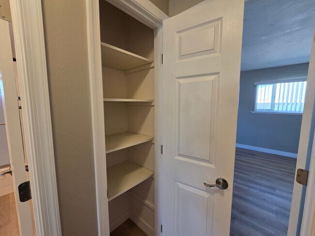 Building Photo - Beautifully Updated #4 Condo