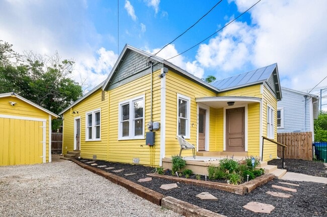 Building Photo - Beautifully Remodeled Dignowity Hills Home | Minutes to The Pearl, Downtown & Parks!