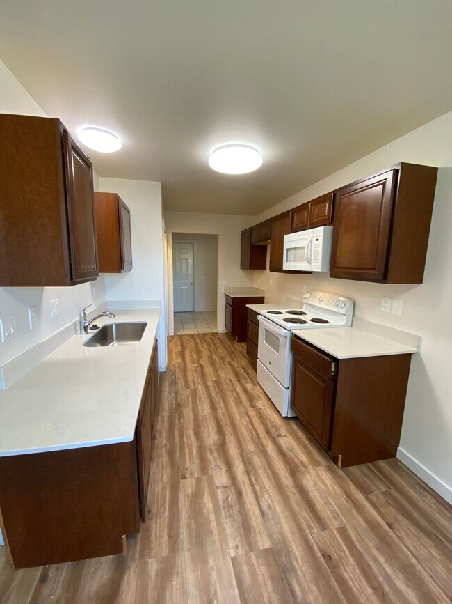 Building Photo - Newly Remodeled! Close to CWU 4 Rooms !!