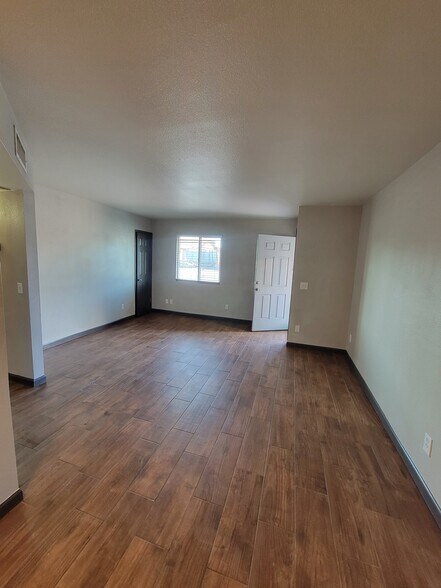 Building Photo - 426 E Quail Ave