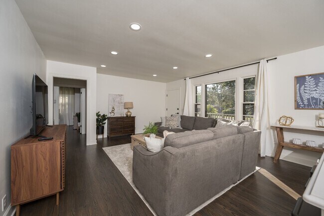 Building Photo - 504 Bismark Dr