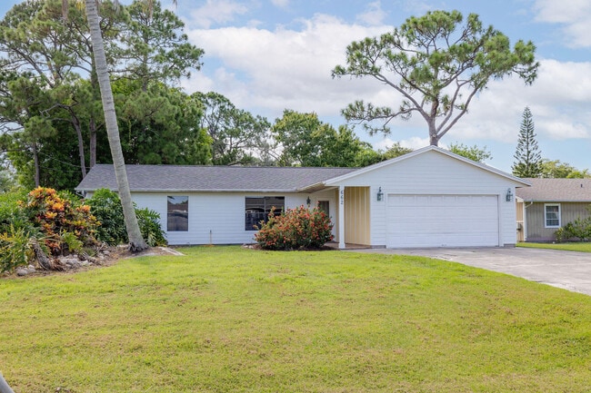 Building Photo - 662 NW Cardinal Dr
